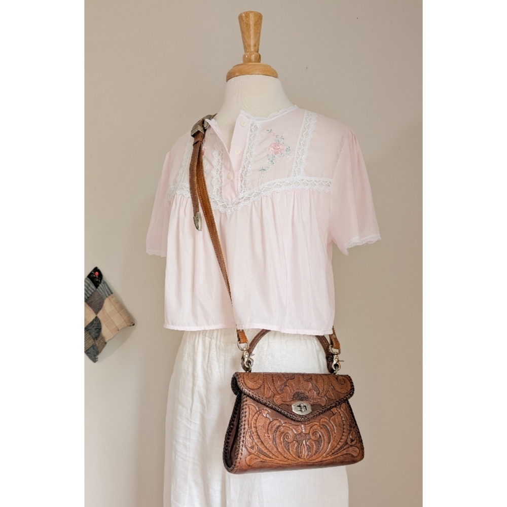 R E W O R K E D Vintage :: Pink Floral Embroidered Lace Trim 90s Cottage Blouse - Picture 13 of 15
